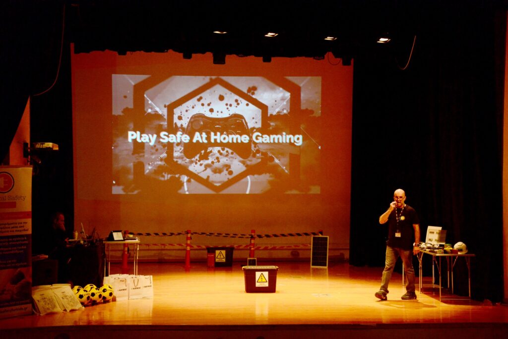 Μπορεί να είναι εικόνα κείμενο που λέει "Play Safe PlaySafeAtHomeGaming At Hóme Gaming ม"