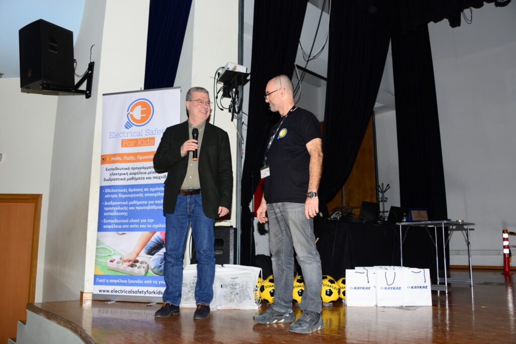 Μπορεί να είναι εικόνα ηχείο και κείμενο