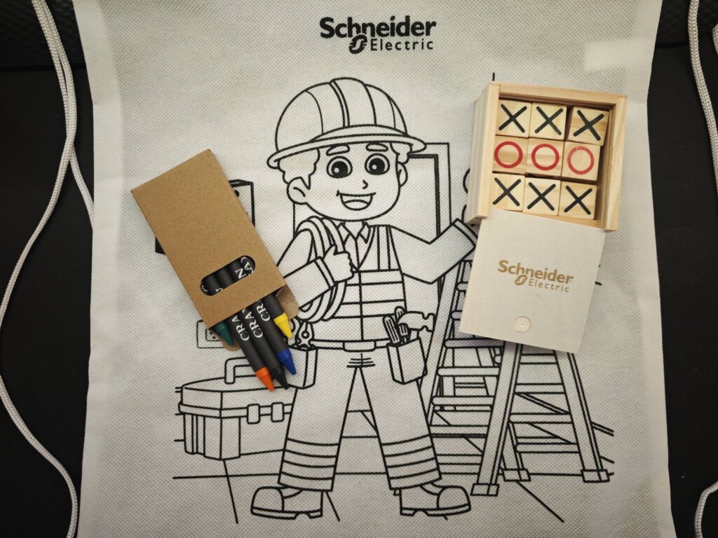 Μπορεί να είναι εικόνα κάτοψη, blueprint και κείμενο που λέει "Schneider S Electric XXX 000 XXX CRA CR CRA CR CRA CR CR CR ክ J Schneider ectric DElecEriE FElectric"