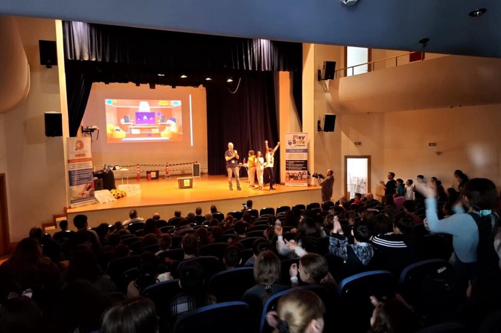 Μπορεί να είναι εικόνα πλήθος και κείμενο