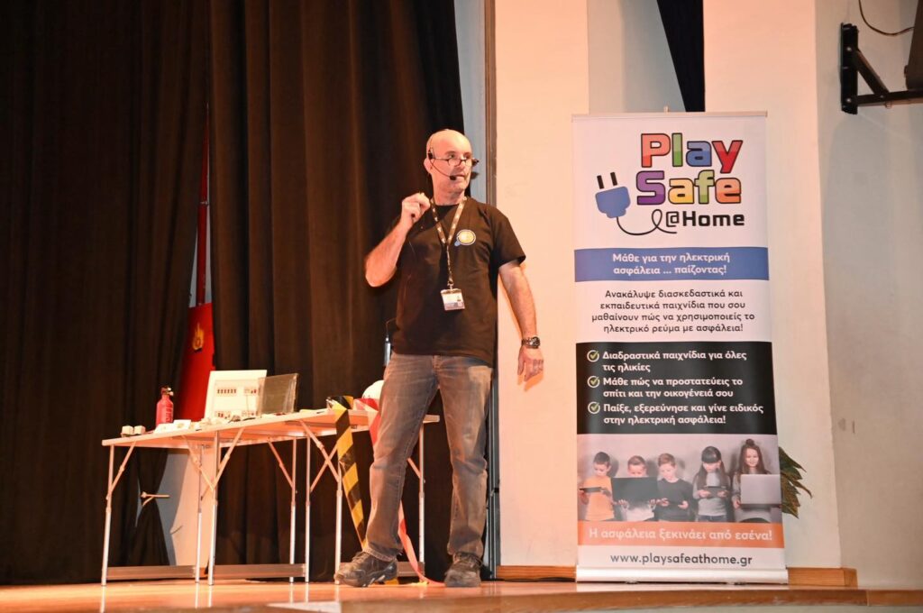 Μπορεί να είναι εικόνα κείμενο που λέει "Play 11 Safe @o Μάθε για την ηλεκτρική ααφάλεια παίζοντας! TTTEHY Fal Ανακάλυψε διασκεδαστικά KCL εκπαιδευτικά παιχνίδια. χρησιμοποιείς to ηλεκτρικό ρευμα αθφαλεια! .糕 όλες Διαδραστικά ταχχνίδια γιο Σηλικίες Μάθε προστατεύεις το σπίτι ατη οικογένειάο oou Παίξε εξερεύνησει ειδικός στην ηλεκτρική ασφάλεια! Hασιφάλεια H ξεκινάει αφάλειαξιαινάειαό.έ από εσένα! www.playsafeathome.gr"