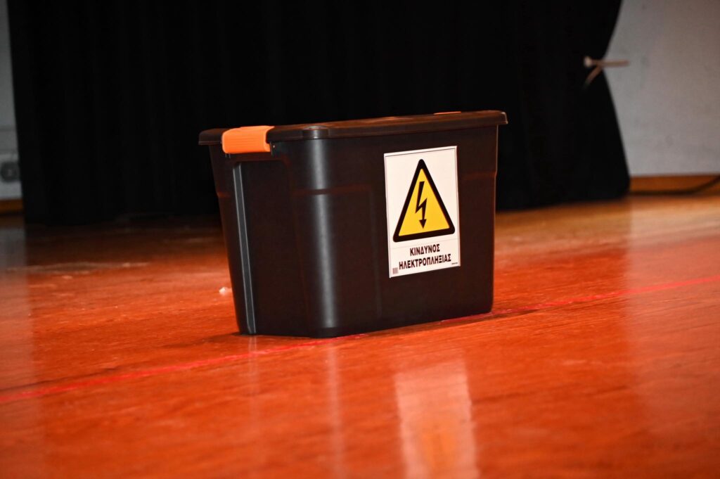 Μπορεί να είναι εικόνα βαλίτσα και κείμενο